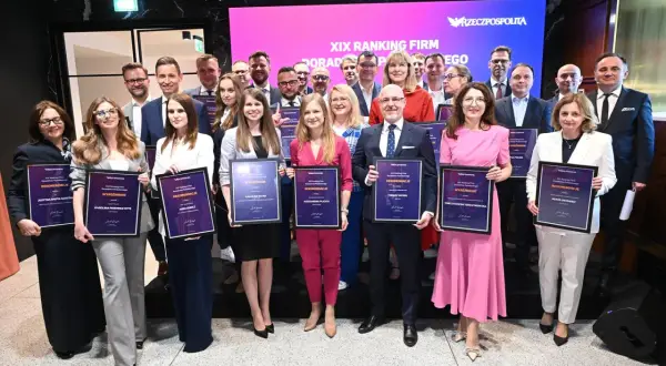 Grupa nagrodzonych osób z dyplomami na tle ekranu z napisem "XIX Ranking Firm Doradztwa Podatkowego".