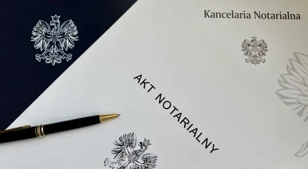 Akt notarialny i długopis czekają na podpis. Umowa przyrzeczona zostanie sfinalizowana w kancelarii notarialnej.