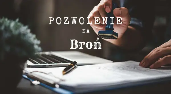 Dłoń z pieczątką nad dokumentem, na którym widnieje napis "Pozwolenie na broń". Obok laptop i długopis.