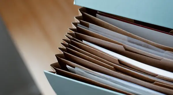 Segregator z dokumentami, gotowy do uporządkowania spraw urzędowych. Postępowanie administracyjne w toku.