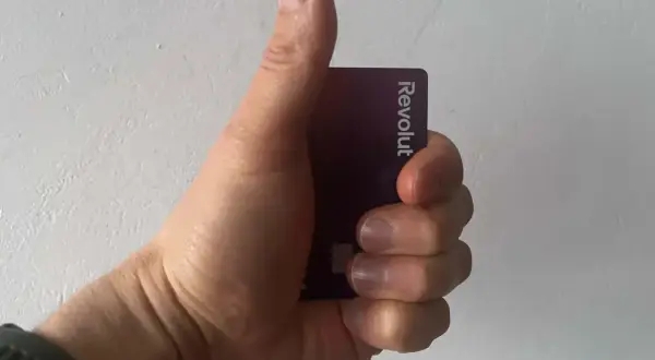 Kciuk w górę z kartą Revolut. Czy komornik może zająć konto Revolut? To pytanie nurtuje wielu.