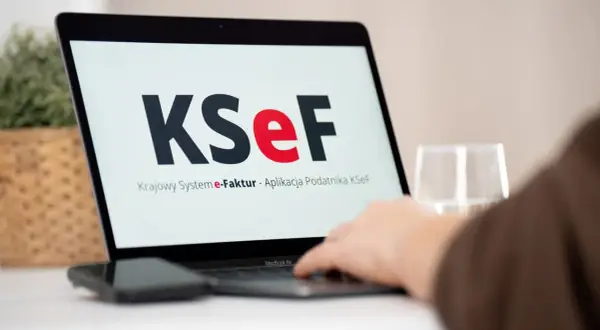 Laptop z logo KSeF, Krajowy System e-Faktur. Ułatwia wystawianie faktura rr.