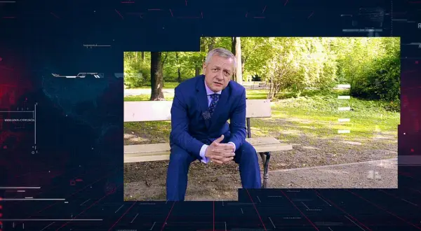 Mężczyzna w garniturze siedzi na ławce w parku. W tle widać cyfrowe dane i napis RODO.