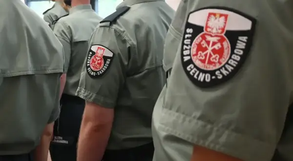 Na rękawach mundurów widnieje godło i napis "Służba Celno-Skarbowa".