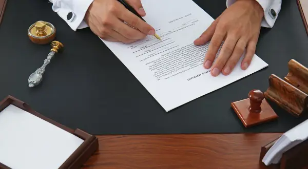 Koszty notariusza przy sprzedaży: Kto płaci i jak negocjować?