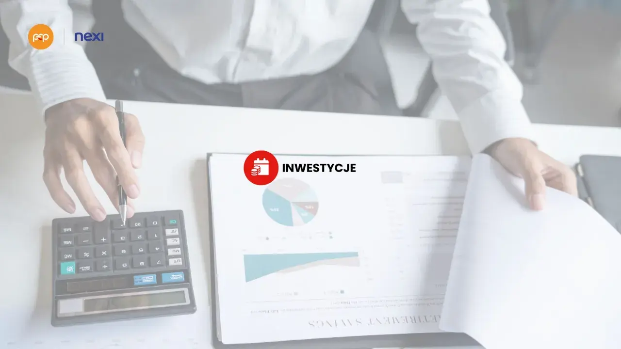Ręce nad kalkulatorem i dokumentami z wykresem. Rozważasz leasing zwrotny dla swojej firmy? Inwestycje i finanse w zasięgu ręki.