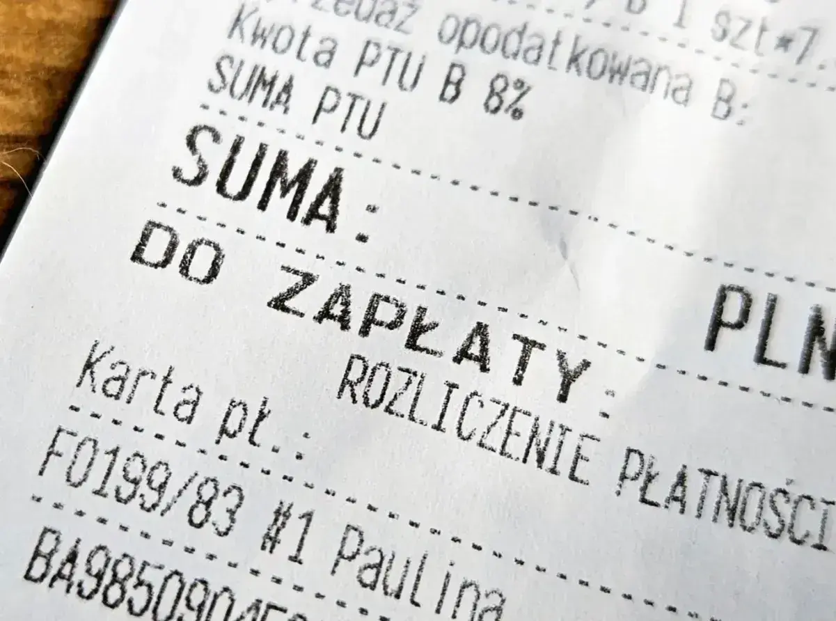 Paragon z NIPem: suma do zapłaty PLN. Karta płatnicza, rozliczenie płatności.