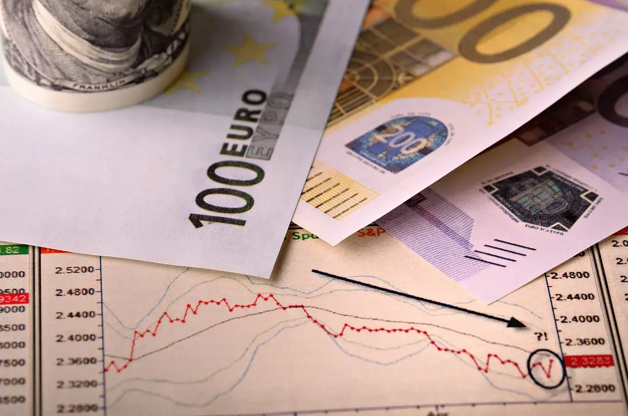 Euro banknoty i wykres giełdowy. Rozliczenie dochodów z zagranicy przykład.