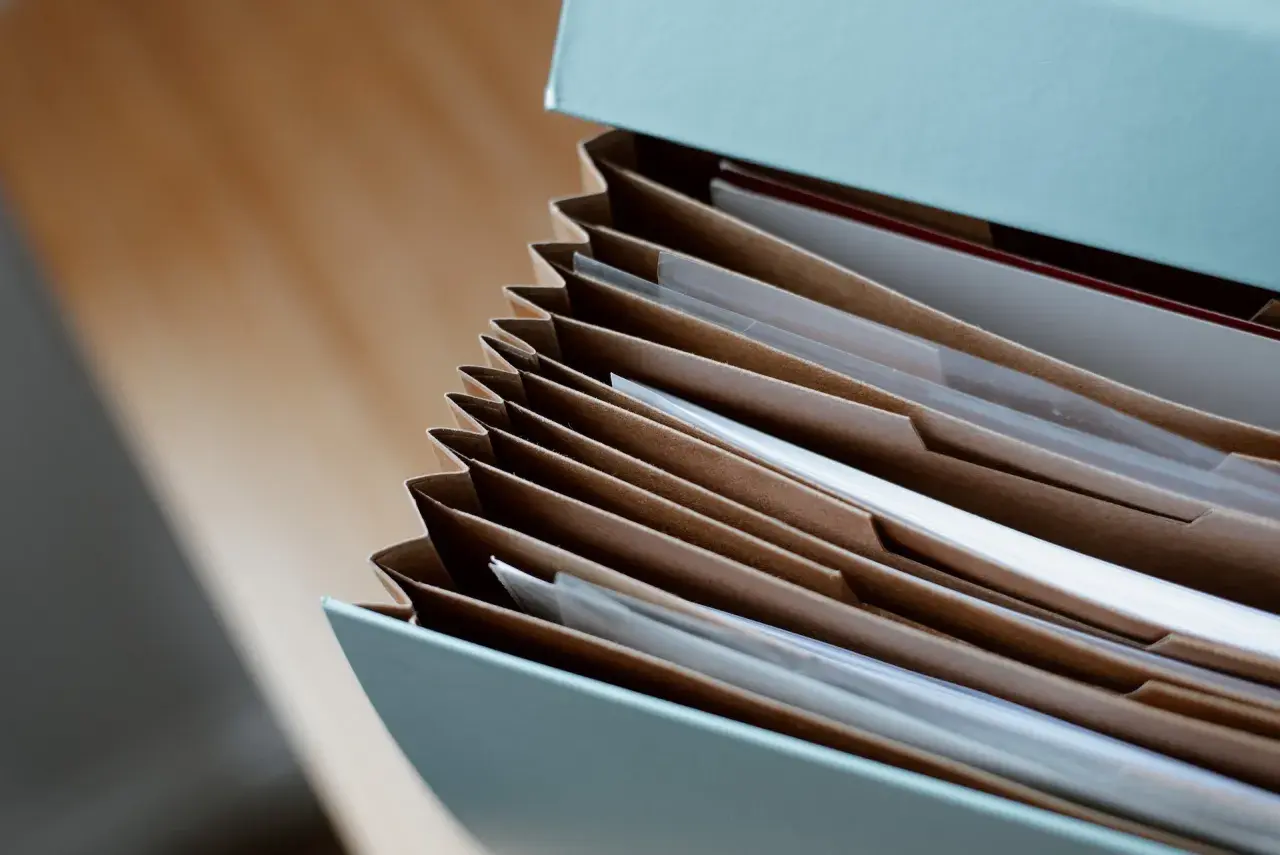 Segregator z dokumentami, gotowy do uporządkowania spraw urzędowych. Postępowanie administracyjne w toku.