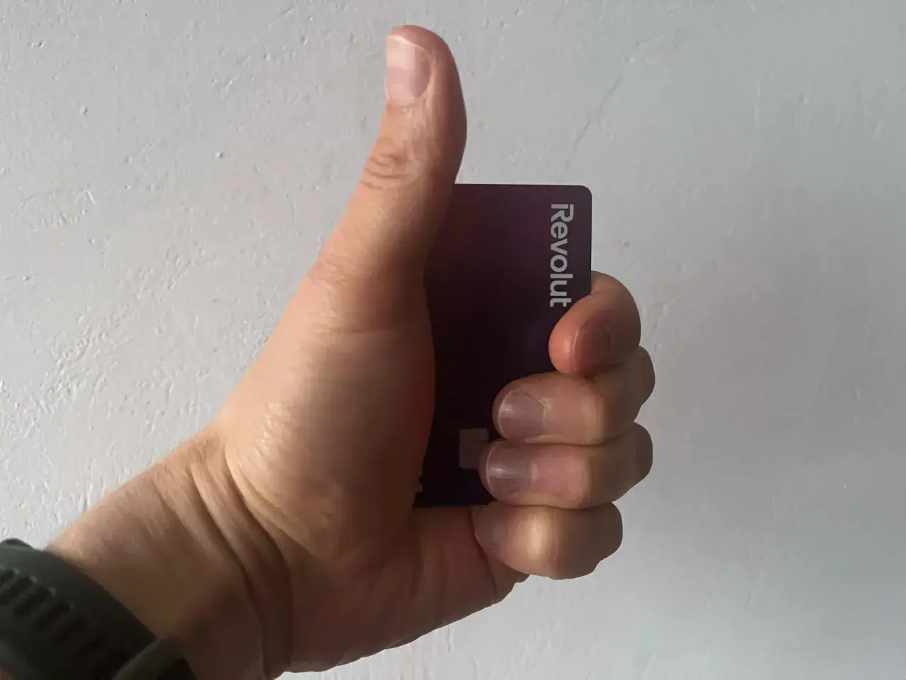 Kciuk w górę z kartą Revolut. Czy komornik może zająć konto Revolut? To pytanie nurtuje wielu.