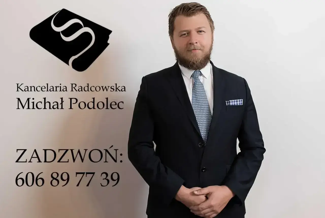 Portret mężczyzny w garniturze, z logo kancelarii i numerem telefonu.