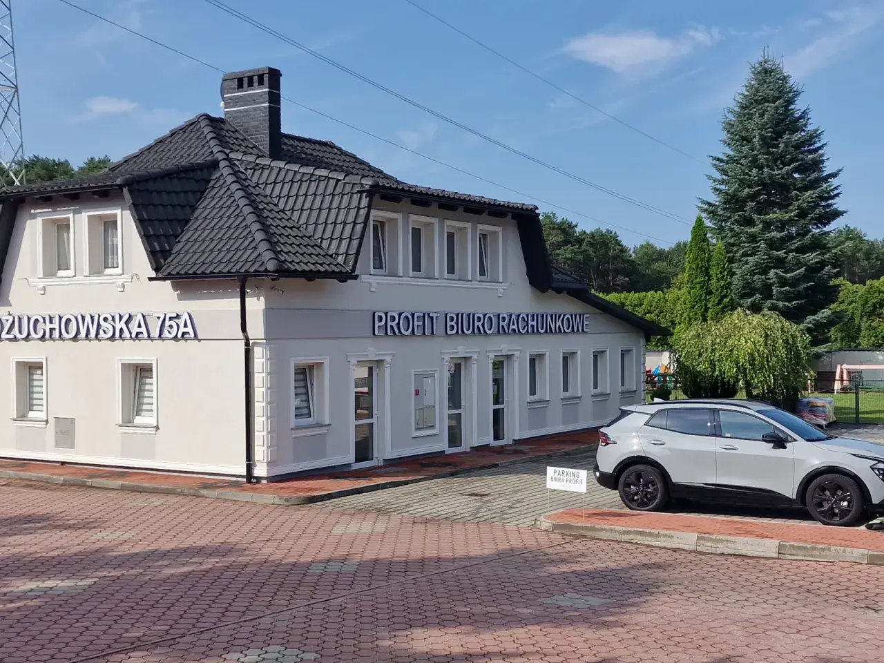 Budynek biura rachunkowego "Profit Biuro Rachunkowe" przy ul. Żuchowskiej 75A w Zielonej Górze.