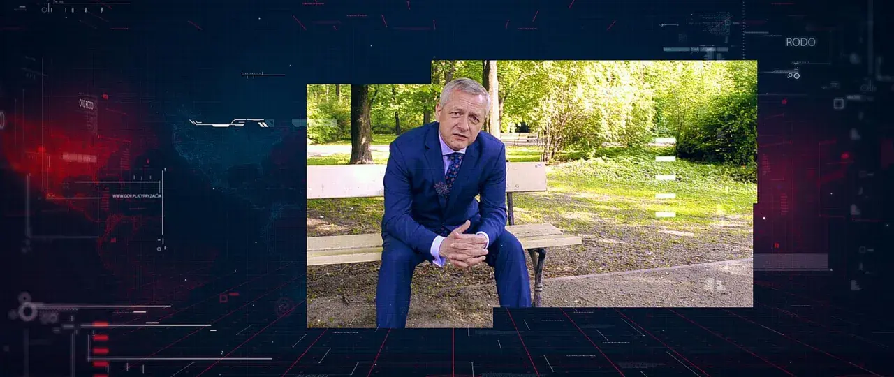 Mężczyzna w garniturze siedzi na ławce w parku. W tle widać cyfrowe dane i napis RODO.