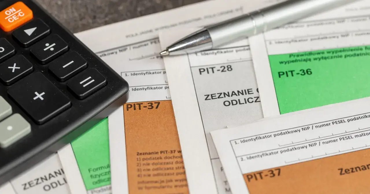 Kalkulator i długopis na dokumentach PIT-37, PIT-28, PIT-36. Zastanawiasz się, ile zwrotu z ulgi rehabilitacyjnej 2280? Czas na rozliczenie!
