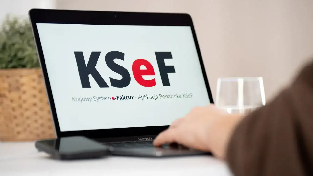 Laptop z logo KSeF, Krajowy System e-Faktur. Ułatwia wystawianie faktura rr.