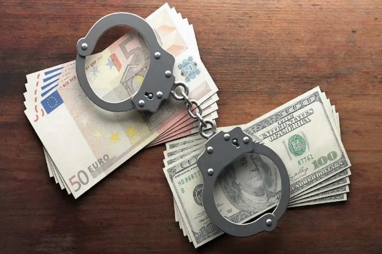 Kajdanki na stosach euro i dolarów. Historia o tym, jak pieniądze mogą prowadzić do kłopotów, zgodnie z art. 286 kk.