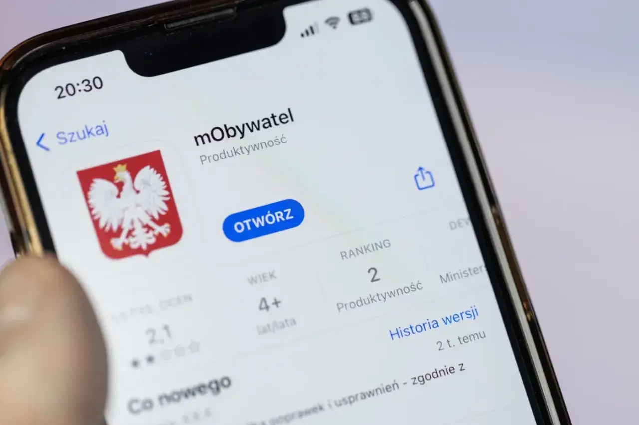 Aplikacja mObywatel na telefonie. Można tu zarządzać sprawami obywatelskimi, w tym zastrzeżeniem numeru PESEL.