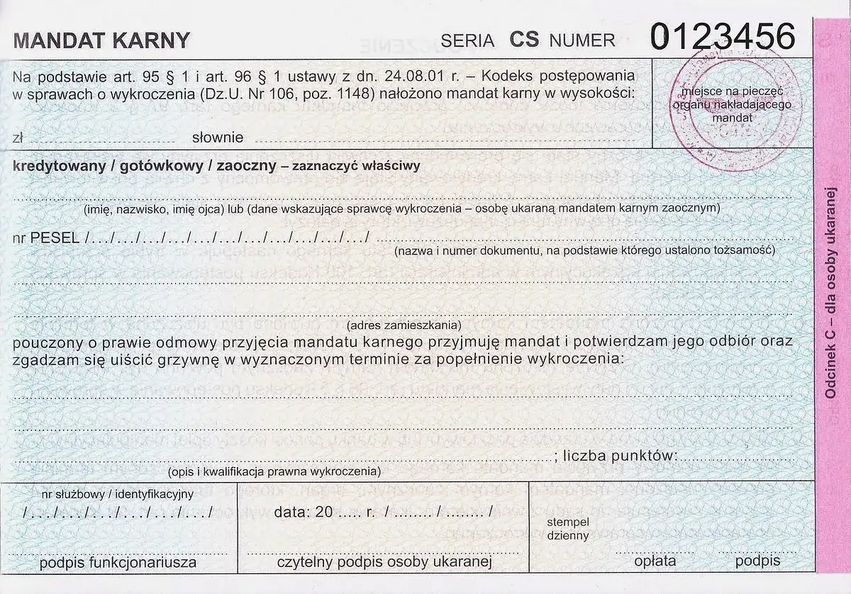Formularz mandatu karnego z numerem 0123456. Widoczne pola do wpisania danych sprawcy, kwoty i opisu wykroczenia.