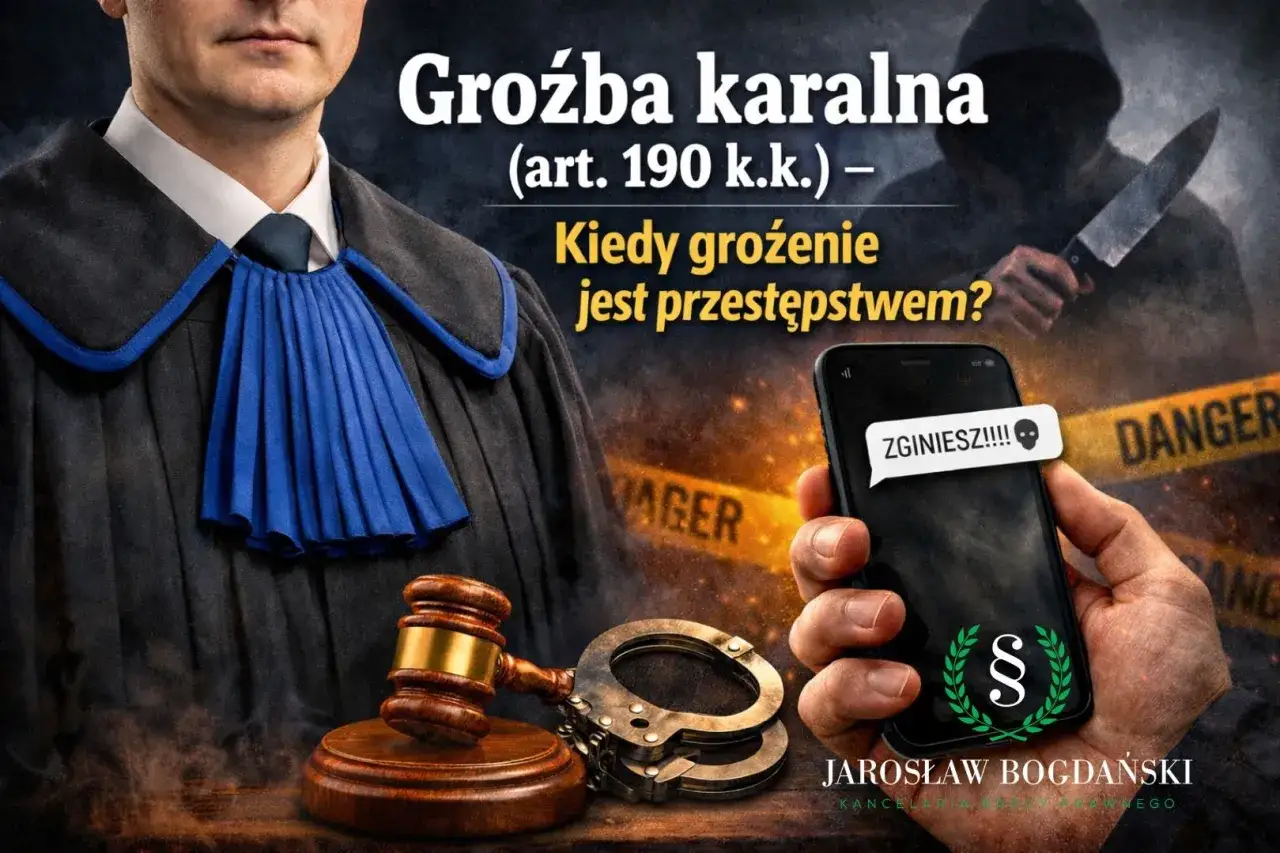 Prawnik w todze, młotek sędziowski, kajdanki i telefon z groźbą 