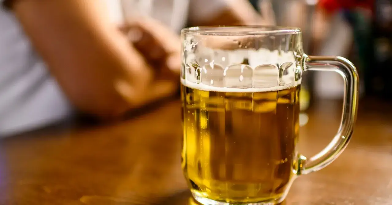 Chłodne piwo w kuflu, idealne na gorący dzień. Czy akcyza na alkohol wpłynie na jego cenę?