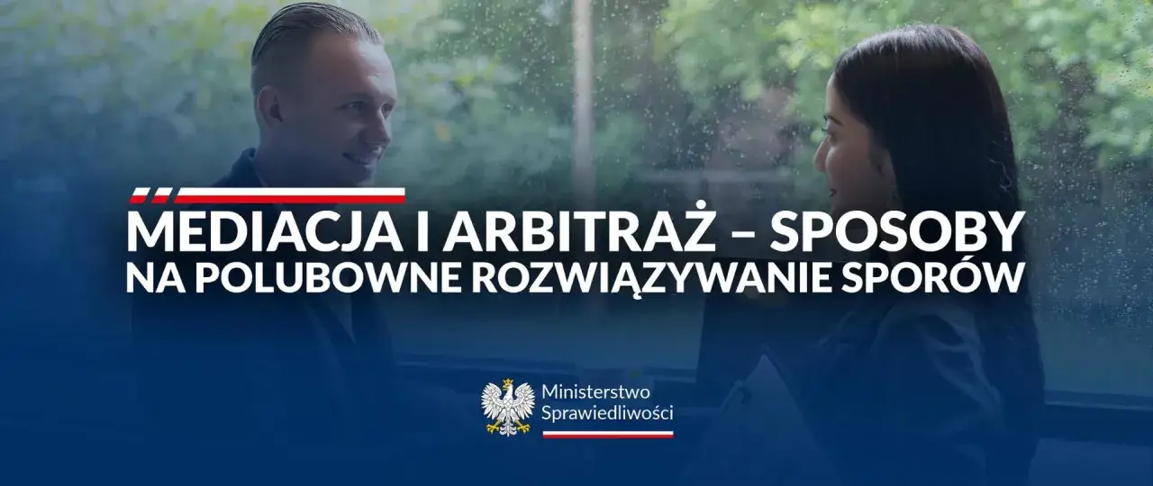 Mężczyzna i kobieta rozmawiają, tekst informuje o mediacji i arbitrażu jako sposobach polubownego rozwiązywania sporów.