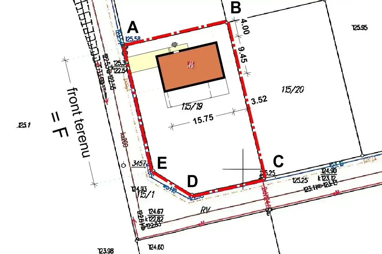 Plan działki z zaznaczonym budynkiem. Widać granice, wymiary i oznaczenia terenu, co pozwala ocenić intensywność zabudowy.