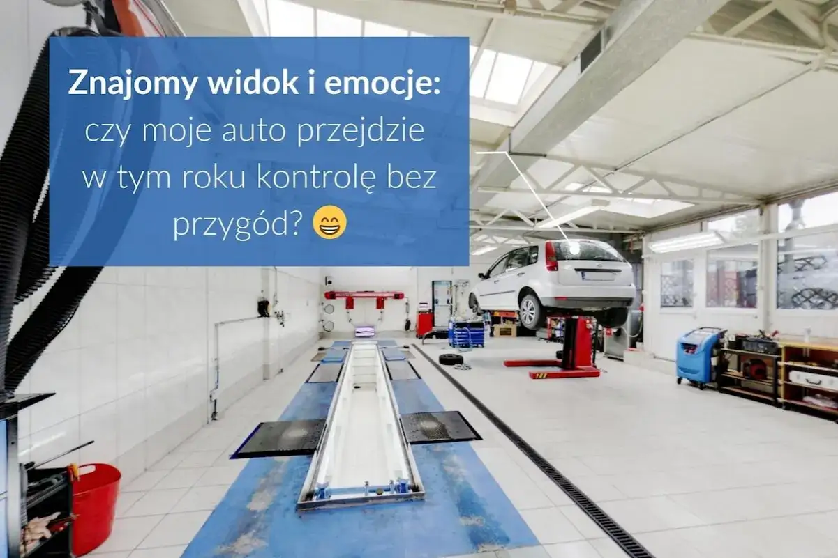 Warsztat samochodowy, gdzie auto na podnośniku czeka na przegląd. Zastanawiasz się, ile kosztuje przegląd samochodu osobowego?
