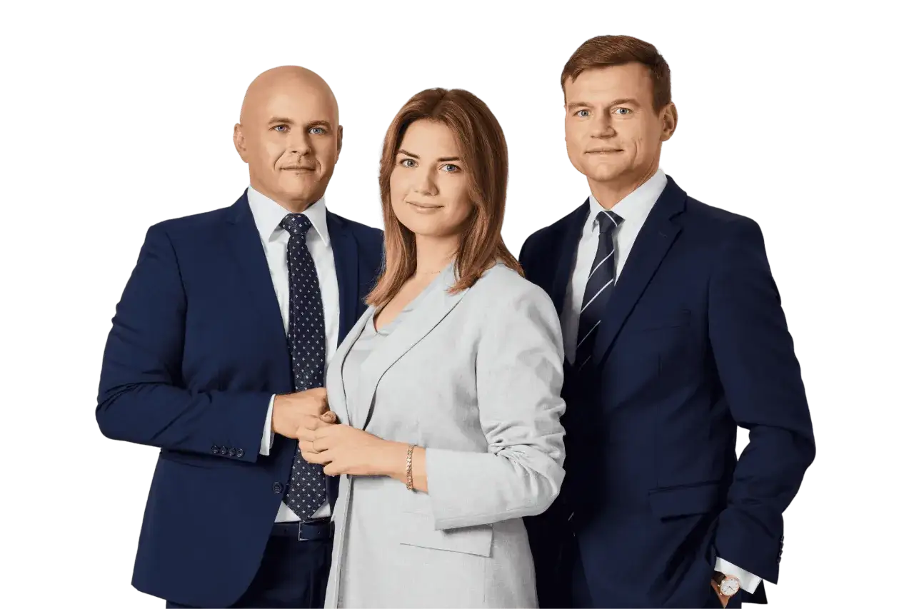 Trzy osoby w garniturach na zielonym tle.