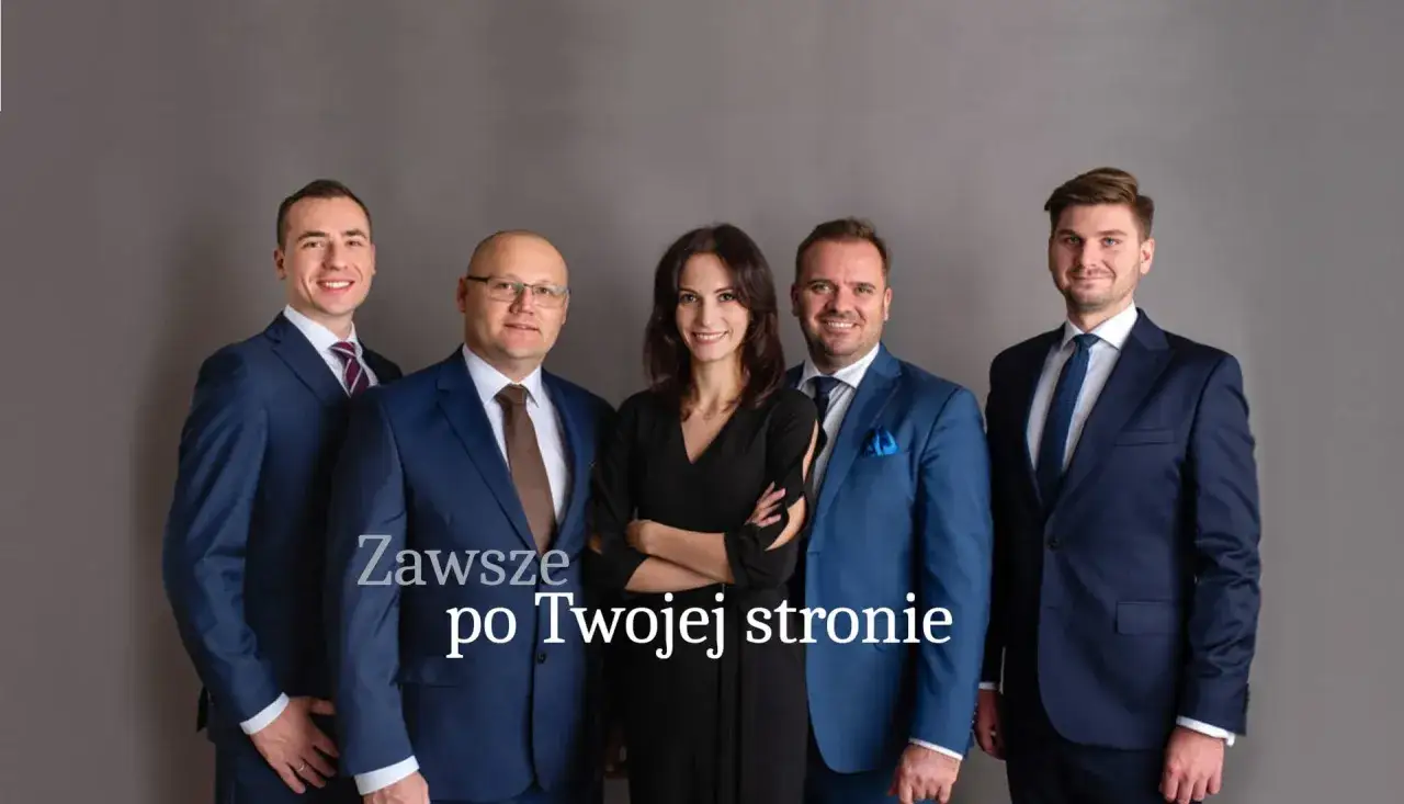 Pięć osób w garniturach i sukience, stojących na szarym tle.