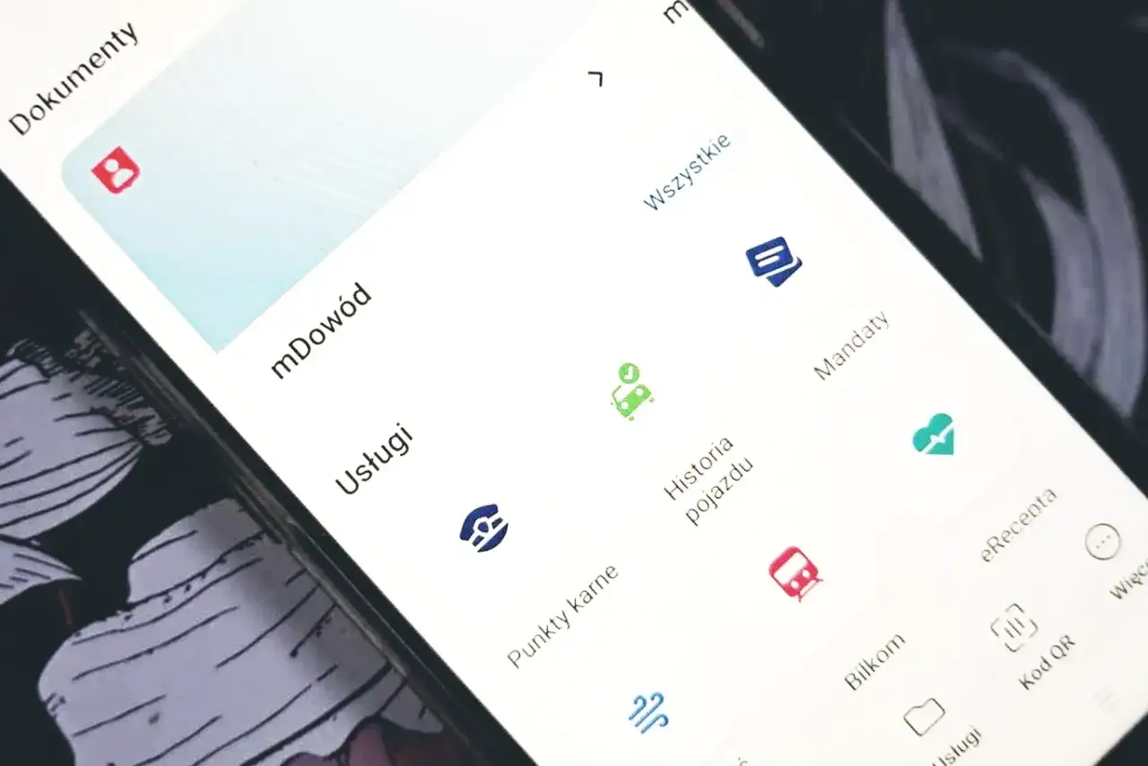 Na ekranie telefonu w aplikacji mObywatel widać opcje: mDowód, Usługi, Punkty karne, Historia pojazdu, Mandaty. Zastanawiasz się, po jakim czasie kasują się punkty karne?