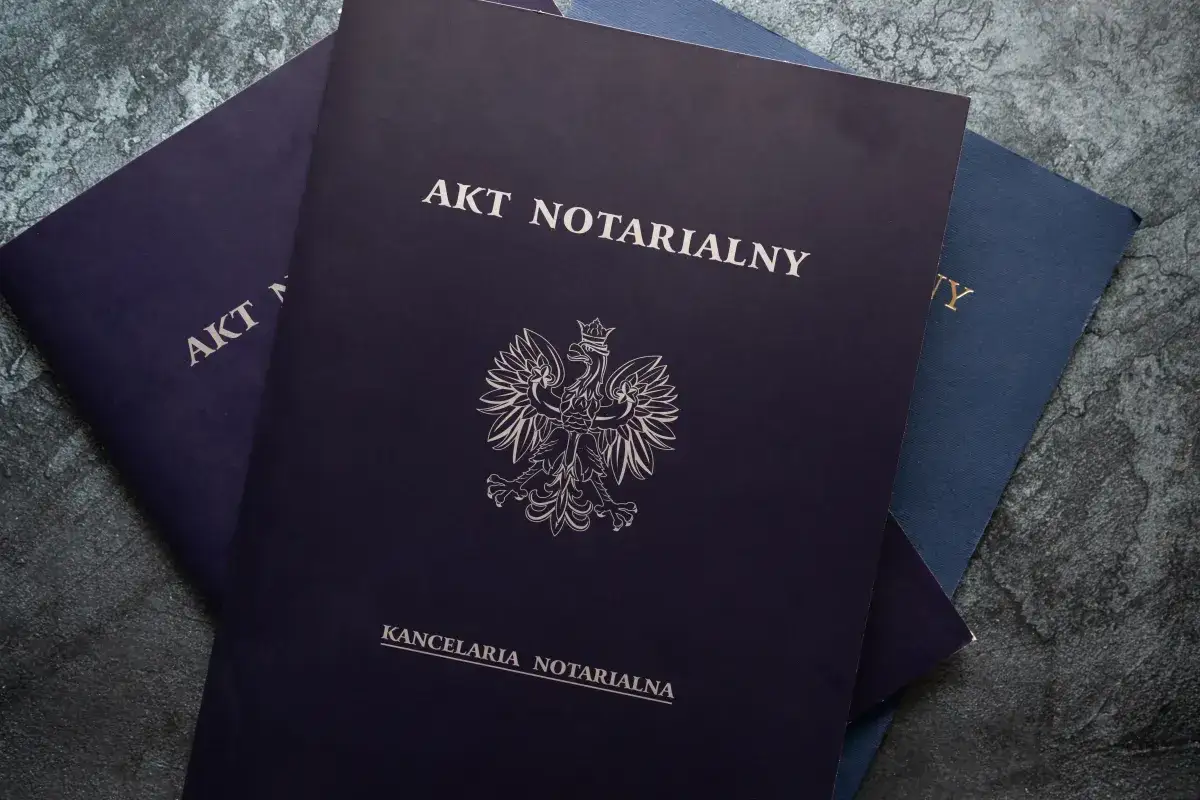 Akt notarialny z godłem Polski. Dokumenty prawne, takie jak umowa przyrzeczona, czekają na podpis.