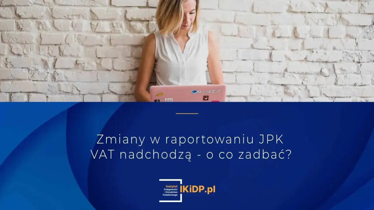 Kobieta pracuje na laptopie. Na ekranie widnieje tekst