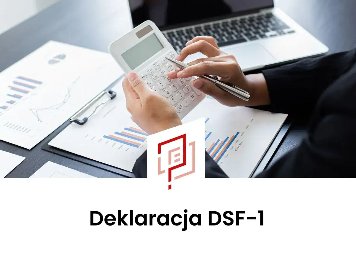 Osoba liczy na kalkulatorze dane do deklaracji DSF-1, która może być związana z daniną solidarnościową.