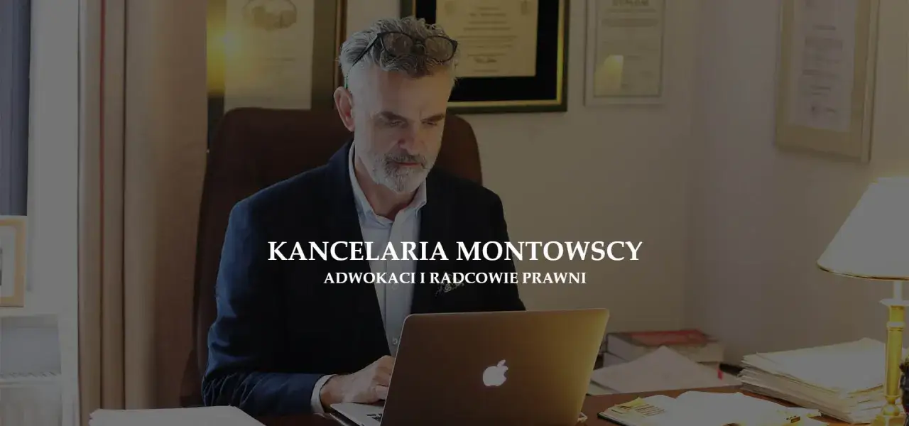 Mężczyzna w garniturze pracuje przy laptopie w gabinecie.