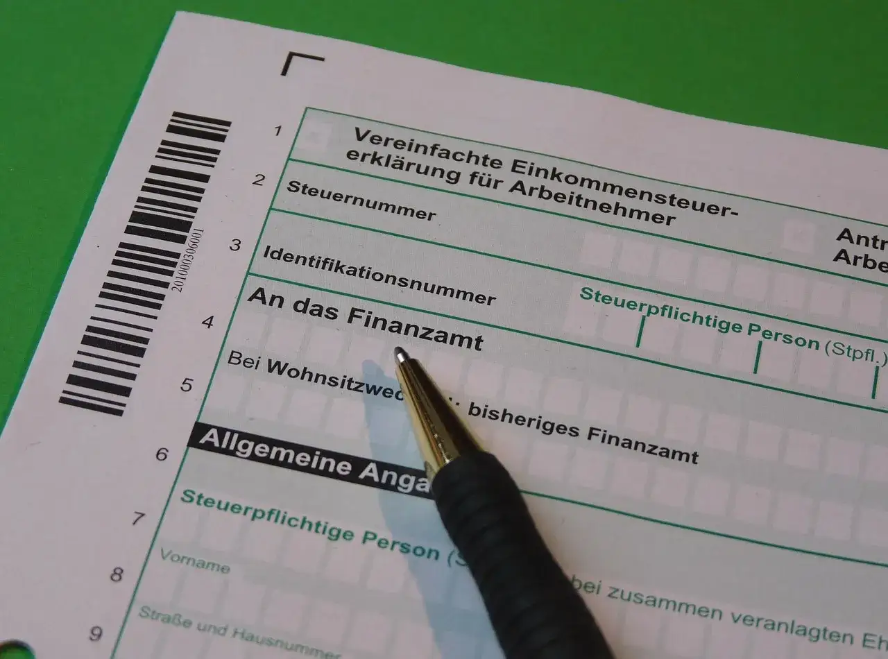 Długopis na formularzu podatkowym, przygotowany do wypełnienia PIT-u.