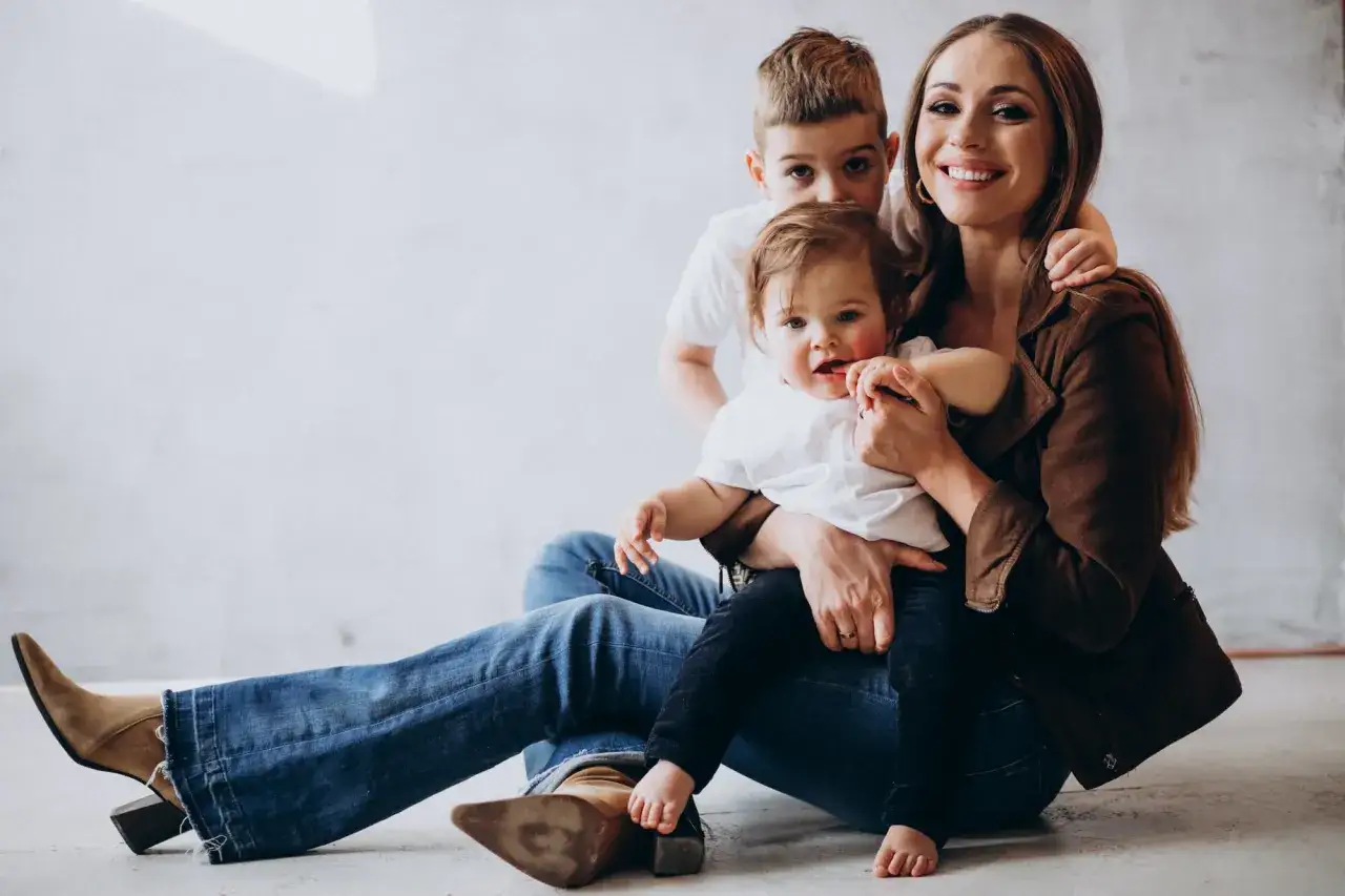 Szczęśliwa mama z dwójką dzieci, zastanawia się, czy urlop wychowawczy jest płatny.