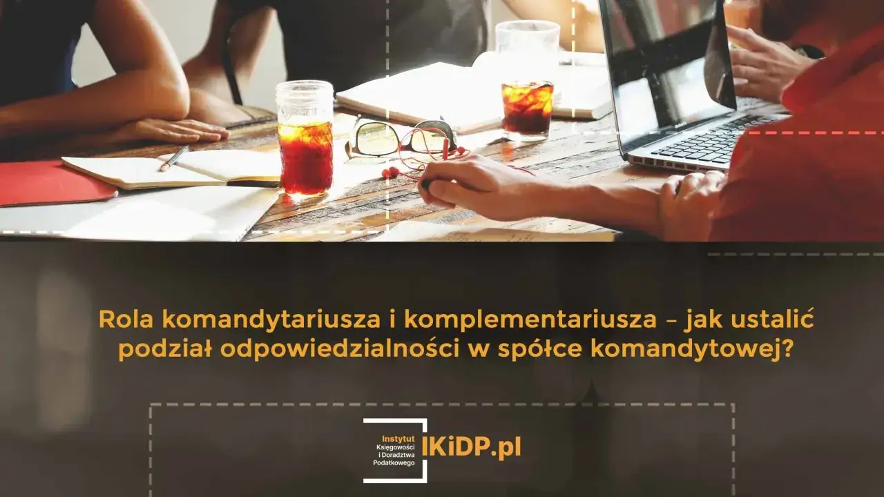 Ludzie przy stole dyskutują o roli komplementariusza w spółce.