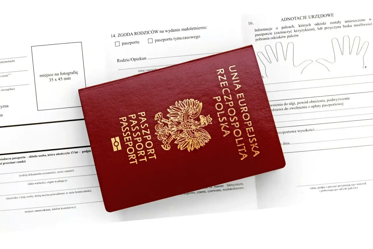 Rodzice odbierający paszport dla dziecka w urzędzie