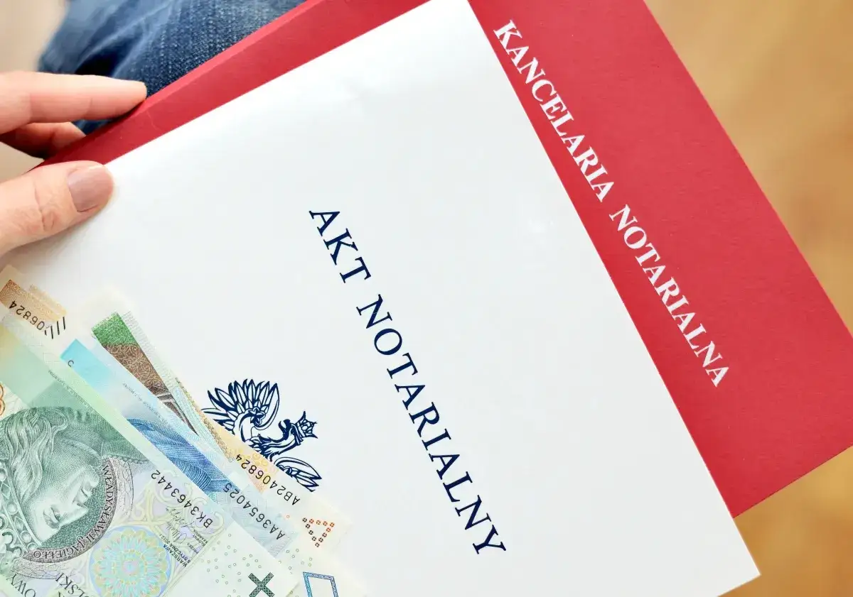 Akt notarialny i polskie banknoty. Dokument z kancelarii notarialnej, gotowy do złożenia jako depozyt notarialny.
