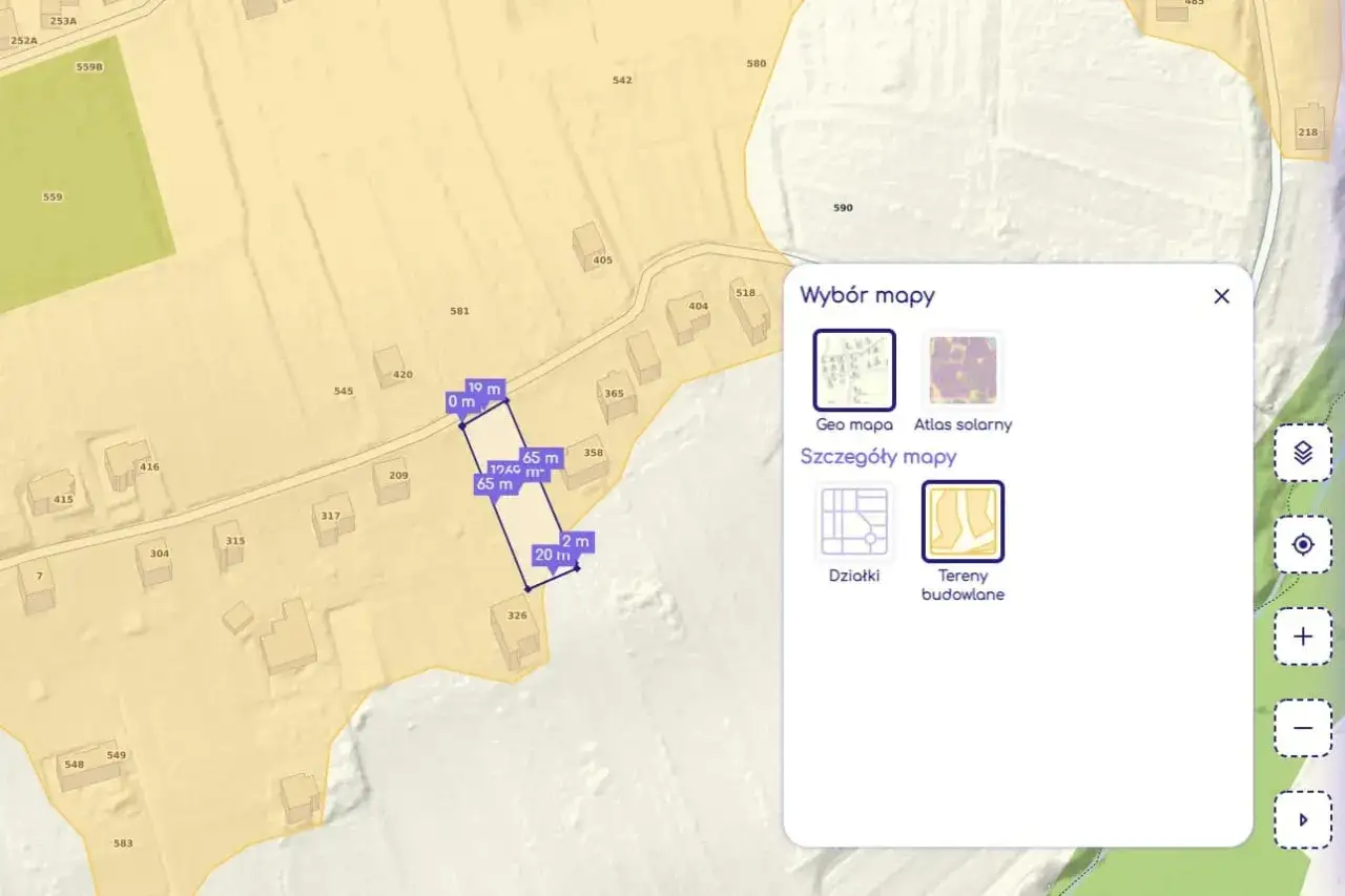 Mapa z zaznaczoną działką budowlaną o wymiarach 65x19m. Widoczne są również inne działki i budynki.