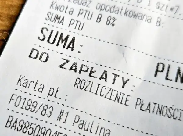 Paragon z NIPem: suma do zapłaty PLN. Karta płatnicza, rozliczenie płatności.