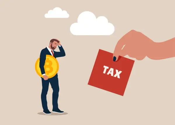 Zmartwiony mężczyzna z monetą Bitcoin w ręku, któremu wręczono kartkę z napisem TAX. Ile podatku od kryptowalut?