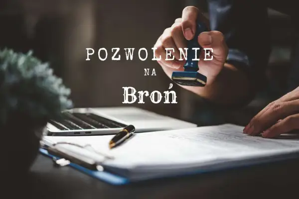 Dłoń z pieczątką nad dokumentem, na którym widnieje napis "Pozwolenie na broń". Obok laptop i długopis.