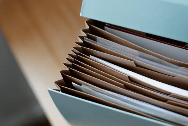 Segregator z dokumentami, gotowy do uporządkowania spraw urzędowych. Postępowanie administracyjne w toku.