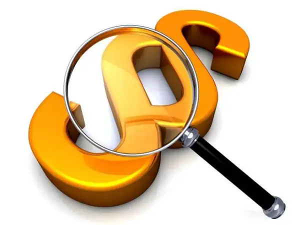 Złoty znak paragrafu pod lupą, symbolizujący analizę przepisów dotyczących opłaty adiacenckiej.