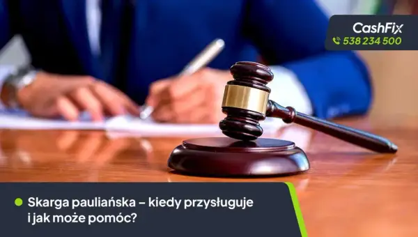 Młotek sędziowski i ręka pisząca dokument. Skarga pauliańska – kiedy przysługuje i jak może pomóc?