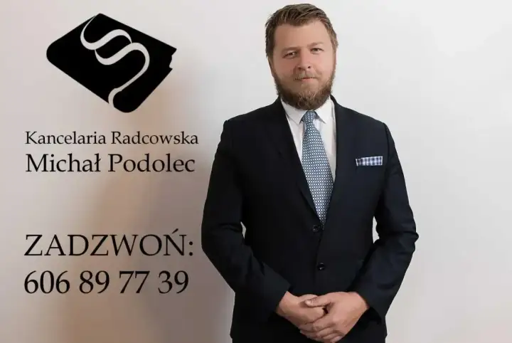 Portret mężczyzny w garniturze, z logo kancelarii i numerem telefonu.